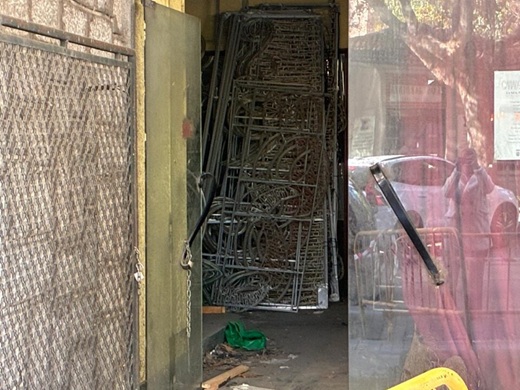 Teatro Olimpia con la fachada acordonada // La Voz